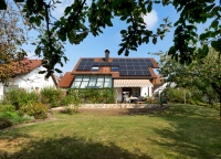 Zeitgleich mit der Wärmepumpe wurde eine Photovoltaik-Anlage installiert.<br />Bilder: Mitsubishi Electric