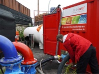 Der Servicetechniker bei der Installation des mobilen Heizcontainers, der die Heizenergie für die Rasenbeheizung bei kalten Temperaturen liefert. Damit keine Engpässe in der Brennstoffversorgung entstehen, lieferte mobiheat einen 10.000 Liter Sicherheitsöltankbehälter mit dazu. 