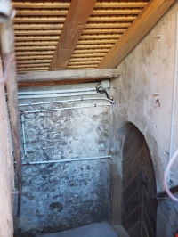 Der Kellerabgang vom Haupthaus des Dreiseithofs. Dort unten ist die gesamte Haustechnik von außen unsichtbar verbaut.