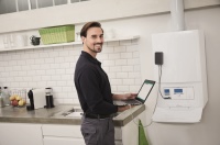 Mit serviceDIALOG können Vaillant Fachhandwerker ähnlich wie bei Autos in der Kfz-Werkstatt die Daten von Heizgeräten vor Ort auslesen und analysieren.
