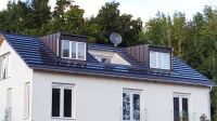 Die 2Power-Module auf dem Dach speisen Solarenergie in das System ein und das SySpro-System führt Energie aus Erd-wärme ebenfalls dem Heizsystem zu.<br />Bilder: Dachziegelwerke Nelskamp GmbH
