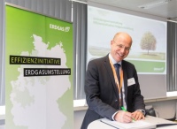 Dr. Timm Kehler, Vorstand Zukunft ERDGAS e.V., bei der Vertragsunterzeichnung der „Effizienzinitiative Erdgasumstellung“.<br />Bilder: Constantin Stein