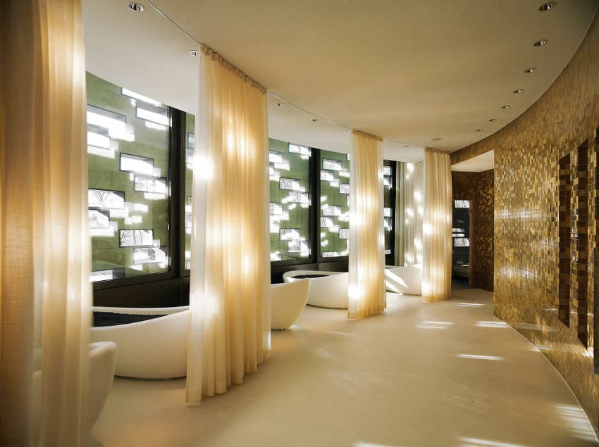 Wo es kein Tageslicht gibt, wie hier in einem Hotelatrium,...