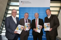 Ulrich Ropertz (Deutscher Mieterbund), Jochen Flasbarth (BMUB), Andreas Kuhlmann (Dena) und Thomas Zinnöcker (ista) bei der Übergabe des Abschlussberichts (v.l.) <br />Bild: Dena