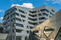 Ästhetik und Funktionalität: Das dimmbare Glas von EControl (Plauen) passt perfekt zur asymmetrischen Bauweise des Stararchitekten Daniel Libeskind. Insgesamt wurden 426 Scheiben verbaut.