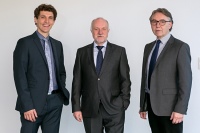 Tobias John (links) und Manfred Dittmar (rechts) bedanken sich bei Dr. Hartmut Wittkopf (Mitte) für zwölf Jahre Geschäftsführung.<br />Bilder: EControl-Glas