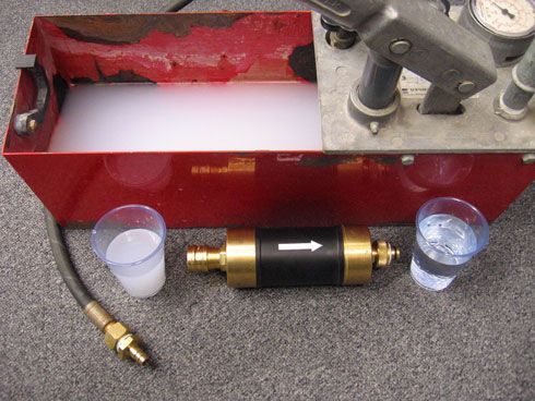 Verschmutztes Trinkwasser ohne Hygienefilter (links)...