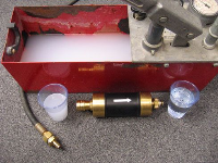 Verschmutztes Trinkwasser ohne Hygienefilter (links) und hygienisch einwandfreies Trinkwasser mit Hygienefilter (rechts).