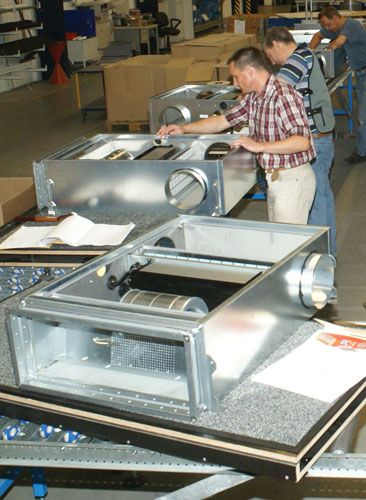 Die Produktion des dezentralen Systemklimagerätes SKG...
