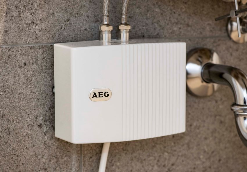 Der elektronische AEG Kleindurchlauferhitzer MTE zeichnet...