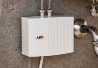 Der elektronische AEG Kleindurchlauferhitzer MTE zeichnet sich durch ein verkalkungsunempfindliches, effektives Blankdrahtsystem für sekundenschnelle Aufheizung bis zum Leistungslimit aus.<br />Bilder: AEG Haustechnik