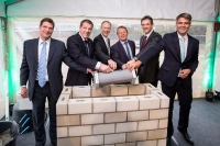 Ließen auf der Grundsteinlegung zum Neubau des Forschungs- und Entwicklungszentrums der Vaillant Group eine Zeitkapsel ein: Dr. Philipp Vaillant, Mitglied des Gesellschafteraus-schusses der Vaillant Group, Dr. Carsten Voigtländer, Vorsitzender der Geschäftsführung, Dr. Dietmar Meister, Geschäftsführer Finanzen & Dienstleistungen, Burkhard Mast-Weisz, Oberbürgermeister der Stadt Remscheid, Dr. Norbert Schiedeck, Geschäftsführer Technik, und Dr. Andree Groos, Geschäftsführer Vertrieb, Marketing und Service (v.l.n.r.).<br />Bild: Vaillant Group<br />