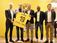 Benedikt Scholz, Head of International Commercial & New Business Borussia Dortmund, Roland Hoehn, Geschäftsführer Stiebel Eltron Asia, Hans- Joachim Watzke, Geschäftsführer Borussia Dortmund, Suresh Letchmanan, Managing Director Borussia Dortmund Asia Pacific und Kai Brusdeylins, Leiter Produktmanagement Stiebel Eltron Asia (von links) freuen sich über Kooperation zwischen STIEBEL ELTRON und Borussia Dortmund in Thailand und Laos. <br />Bild: Stiebel Eltron