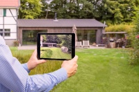 Vorher: Mithilfe der neuen Augmented Reality-App können die Interessenten gemeinsam mit ihrem Primagas-Berater testen, welche Position auf ihrem Grundstück optimal für ihren neuen Flüssiggastank ist. Die Preview auf dem iPad zeigt realistisch, wie der Behälter dann an Ort und Stelle aussieht.