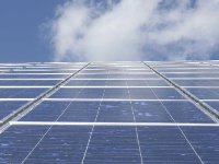 Die Wärmeversorgung bei Neubauten fordert einen 20% Anteil erneuerbarer Energien wie Sonnenenergie,