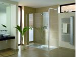 Perfekt integriert - Walk-in-Glasanlage mit einem Wandprofil.......