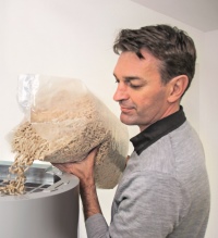 Pellets einfach nachtanken: Der Vorratsbehälter verfügt über eine Kapazität von 180 kg und reicht im Schnitt bei 12 kW Leistung für 10 bis 12 Tage. Sollte später eine vollautomatische Befüllung mit Pelletlager gewünscht sein, wird der Behälter einfach gegen einen komfortablen Gewebetank ausgetauscht. 