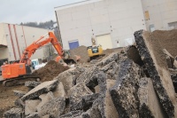 Bagger rollen. Die Arbeiten zum zweiten Bauabschnitt für das Werk 3 der Gebr. Kemper GmbH + Co. KG in Olpe sind gestartet.<br />Bild: Gebr. Kemper