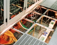 Eine große technische Herausforderung: Die Bauweise der einzelnen Serverräume (Cages). Hier muss Brandschutz in erhöhten Einbaulagen (sogenannten Doppelböden) in Verbindung mit Leichtbauständerwänden ermöglicht werden. <br />Bilder: www.lindner-group.com 
