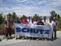Die Sieger des Schütz-Gewinnspiels im spanischen Granada mit Norbert Potthoff (r.) und Volker Böhm (4. v. l.), beide aus dem Hause Schütz Energietechnik mit Sitz in Selters/Westerwald. Foto: Schütz