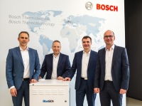 Oliver Koukal, Senior Vice President Business Unit Residential Heating, Marcus Hahn Purchasing Manager bei Bosch Thermotechnik, sowie Alberto Ravagni (CEO Solidpower S.p.A) und Andreas Ballhausen (Geschäftsführer Solidpower GmbH) freuen sich auf eine erfolgreiche Zusammenarbeit.<br />Bild: Florian Gerlach/vor-ort-foto.de