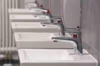 Der DVGW und das Umweltbundesamt empfehlen, bei der systemischen Untersuchung von Trinkwasser-Installationen auf Legionellen auch Trinkwasser kalt einzubeziehen. 