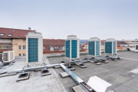 Die vier neuen City Multi Replace Außengeräte arbeiten wesentlich effizienter und umweltverträglicher als die veraltete R22-Klimaanlage. 