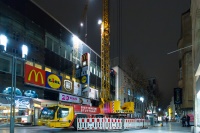 Mit einem mobilen Auslegerkran werden die Außengeräte in der Stuttgarter Innenstadt kurzerhand ausgetauscht. 