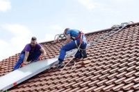Bevor die zwei SolarPlan Kollektoren installiert werden können, müssen sie aufs Schrägdach. Ein Job für Profis, denn jeder Kollektor wiegt über 40 kg und muss korrekt befestigt und angeschlossen sein.<br />Bilder: www.co2online.de