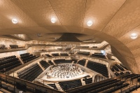 Ohne smarte Lichtsteuerung geht in öffentlichen Räumen, wie hier in der Elbphilharmonie Hamburg, wenig. Bild: Zumtobel