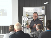 In den Videos-Tutorials zeigt Ihnen der Wilo-Trainer plakativ die richtigen Antworten zu häufig gestellten Fragen. Ob im Heizungskeller oder als Weiterbildung im Betrieb.<br />Bilder: WILO SE