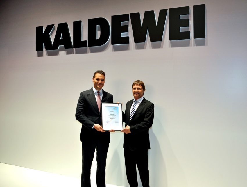 Während der ISH 2017 in Frankfurt am Main überreichte...