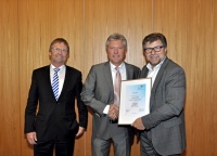 ): BTGA-Hauptgeschäftsführer Günther Mertz, Raimund Schmalzl, Vorstand der Felderer AG, und Josef Oswald (v.l.n.r.)<br />Bild: BTGA e. V.