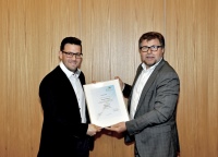 Frank Edelmann, REHAU AG + Co, empfängt die Mitgliedsurkunde von Josef Oswald (rechts).<br />Bild: ja / BTGA e.V. 