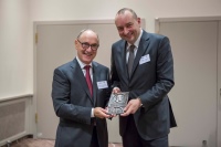 Der Präsident des BTGA, Hermann Sperber, überreichte Prof. Dr. Ulrich Pfeiffenberger (links) die Hermann-Rietschel-Plakette.<br />Bild: Kristian Barthen<br />