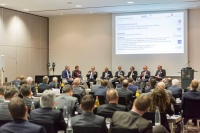 Podiumsdiskussion "Die TGA als Buhmann im Bauprozess": Prof. Dr.-Ing.<br />Michael Bauer, Manfred Kölbl, Karl-Walter Schuster, Prof. Dr. Klaus Eschenbruch, Prof. Dr.-Ing. Norbert Preuß, Klaus Ringsleben und Hermann Sperber (v.l.n.r.)<br />Bild: Kristian Barthen<br />