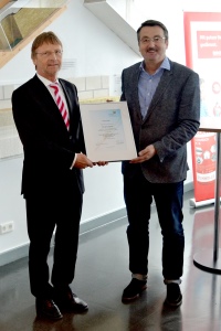 Günther Mertz überreicht Martin Schwark (r.) die Mitgliedsurkunde des BTGA.<br />Bild: Stefan Tuschy / BTGA e.V.<br />