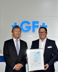 BTGA-Hauptgeschäftsführer Günther Mertz (links) überreicht.......