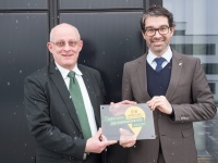 Umweltstaatssekretär Andre Baumann (re) überreicht dem geschäftsführenden ZSW-Vorstand Prof. Frithjof Staiß die Wandtafel im Rahmen der Auszeichnung des ZSW als „Ort voller Energie“.<br />Bild: ZSW