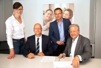 Bei der Vertragsunterzeichnung (v. l. n. r.): Nicole Westmeier, Teamleiterin Forschung und Entwicklung Systemversuch Viessmann, Gerald Müller, Leiter Forschung und Entwicklung Viessmann, Matthias Otto, Leiter Servicecenter Kassel der Unternehmensgruppe, und Dr. Constantin Westphal, Geschäftsführer der Unternehmensgruppe Nassauische Heimstätte | Wohnstadt. <br />Bild: UGNHWS / Lothar Koch