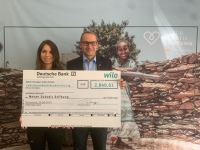 (v.l.n.r.): Shari Malzahn (Neven-Subotic-Stiftung) und Thomas Fetting (Wilo Gruppe) freuen sich, mit dem Erlös aus einem ökologisch nachhaltigen Pilotprojekt Menschen in Äthiopien den Zugang zu sauberem Wasser zu ermöglichen.<br />Bild: WILO