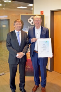 Günther Mertz überreicht Jürgen Speer (r.) die Mitgliedsurkunde des BTGA.<br />Bild: Stefan Tuschy / BTGA e.V.<br />