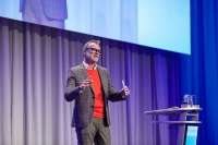 Bernhard Schöner, Leiter Marketing bei Daikin, führt durch das Programm.