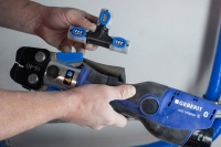 Ob der Monteur die richtige Pressbacke verwendet, sieht er an der übereinstimmenden Farbe von Pressindikator und Pressbacke. Die Dimensionen d16 bis d40 sind blau, d50 bis d75 sind orange markiert. So wird eine Verwechslung ausgeschlossen.