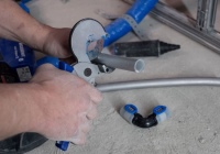 Nach dem Zuschneiden der Rohre ist kein Entgraten oder Kalibrieren nötig, das spart Zeit. Schutzkappen auf allen Form- und Rohrteilen verhindern zudem, dass Staub und Schmutz auf der Baustelle in das Versorgungssystem gelangen.