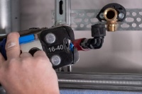 Geberit FlowFit besteht aus einem bleifreien Sortiment mit zahlreichen Fittings aus PPSU, Rotguss, Siliziumbronze und Edelstahl. So wird eine sichere Trinkwasserinstallation ermöglicht.