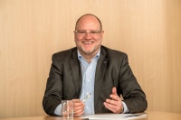 Volker Weinmann, Beauftragter Politik, Umwelt und Verbände bei Daikin Airconditioning Germany, fordert: „Unser Appell an die neue Bundesregierung lautet ganz klar: Jetzt ist die Zeit zu handeln. Wir können uns auf dem Weg zur Klimaneutralität keine Kompromisse mehr leisten. Die Wärmepumpentechnik ist die zentrale Technologie in dieser entscheidenden Transformationsphase.“ 