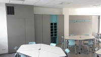 Geniovent Standgerät grau: Das <a href="https://www.aerex.de/dezentrale-lueftung-fuer-grosse-raueme" target="_blank">geniovent.X</a> lässt sich optisch perfekt in den Raum integrieren<br />Bilder: Maico<br /><br /><br />