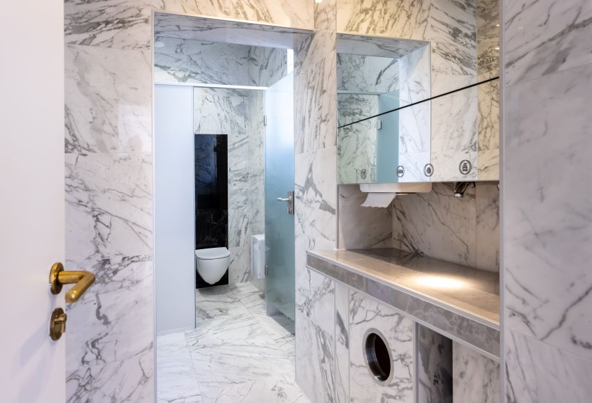 Die Sanitärräume führen die Carrara-Marmor-Gestaltung...