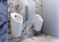 Die wartungsfreundlichen Geberit Urinale der Serie Preda mit berührungsloser Spülauslösung überzeugen durch ihr dezentes Design.